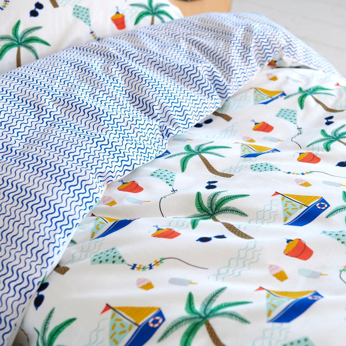 Covers & Co Kinder Wendebettwäsche Manoas Bunt Palmen Eimer Sonnenbrille Drachen