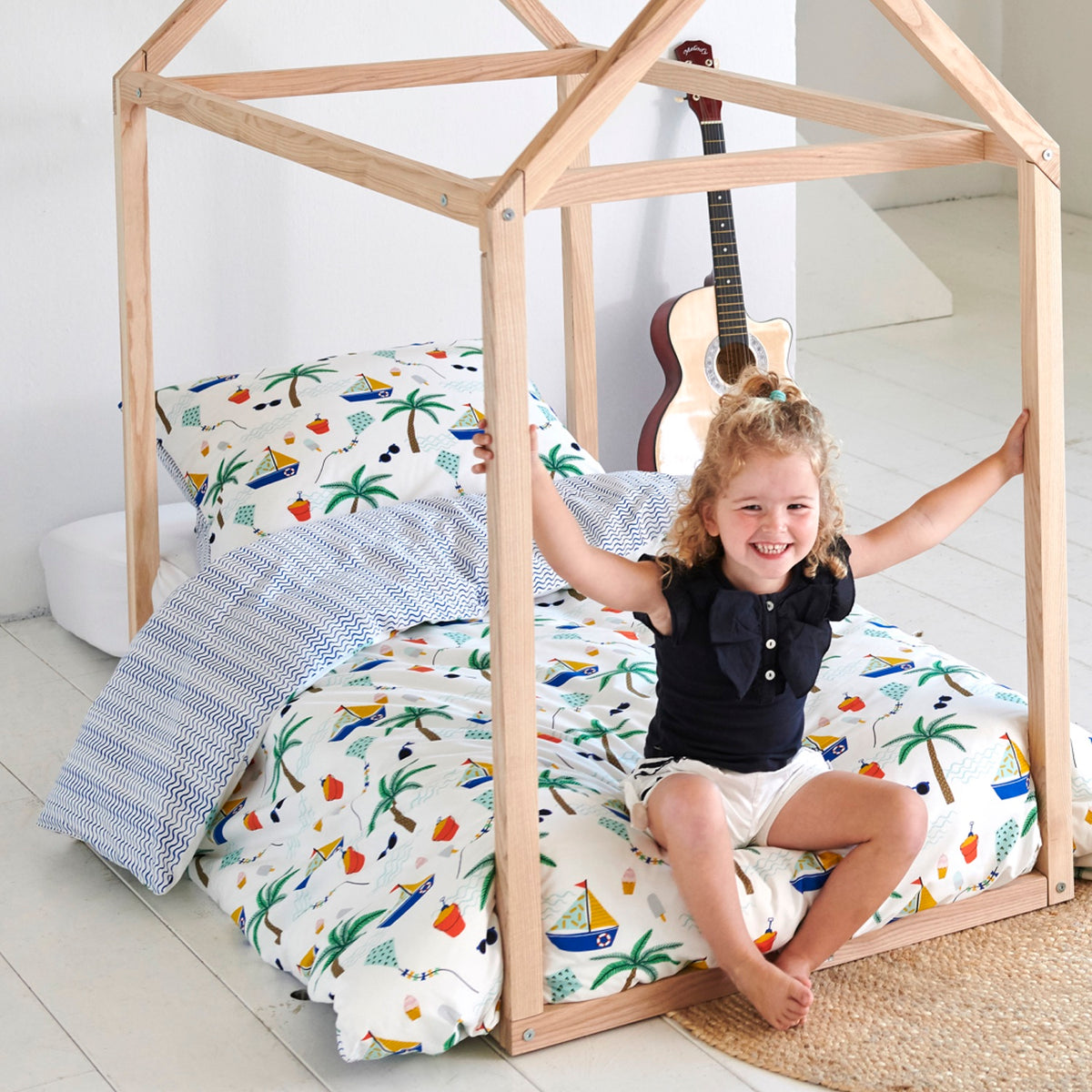Covers & Co Kinder Wendebettwäsche Manoas Bunt Palmen Eimer Sonnenbrille Drachen