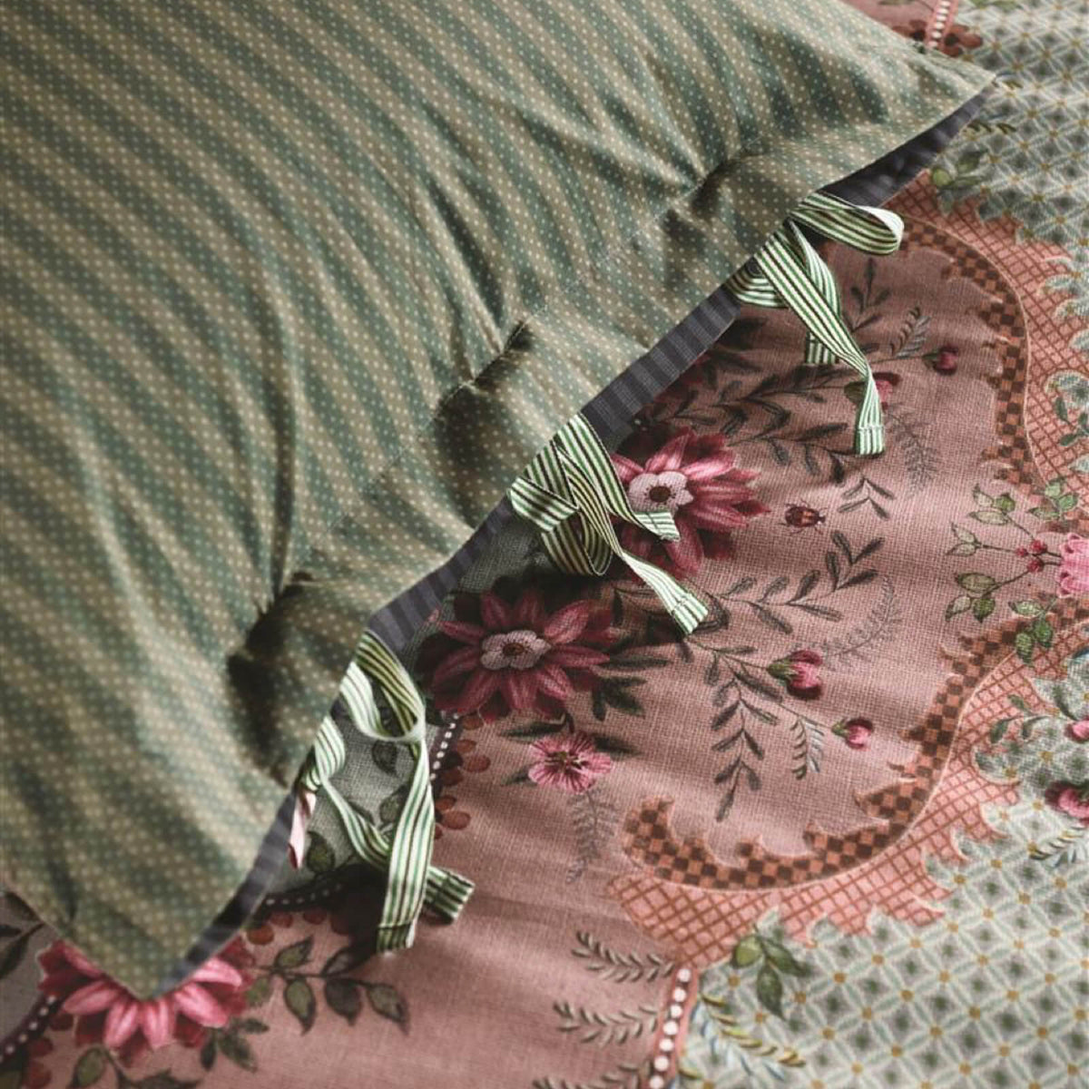 bettgarnitur bettwaesche floral rosetten gestreift