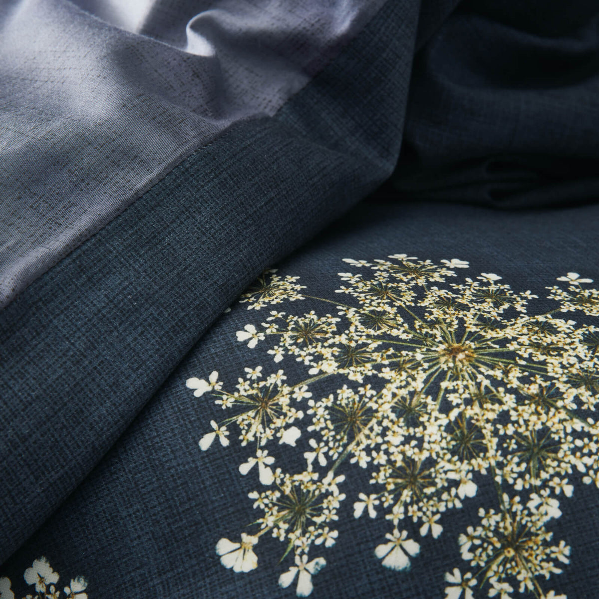 bettwaesche essenza blau blueten weiß baumwollsatin