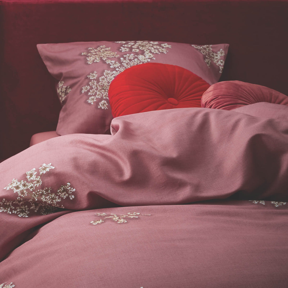 bettwaesche essenza rosa rot blüten weiß baumwollsatin