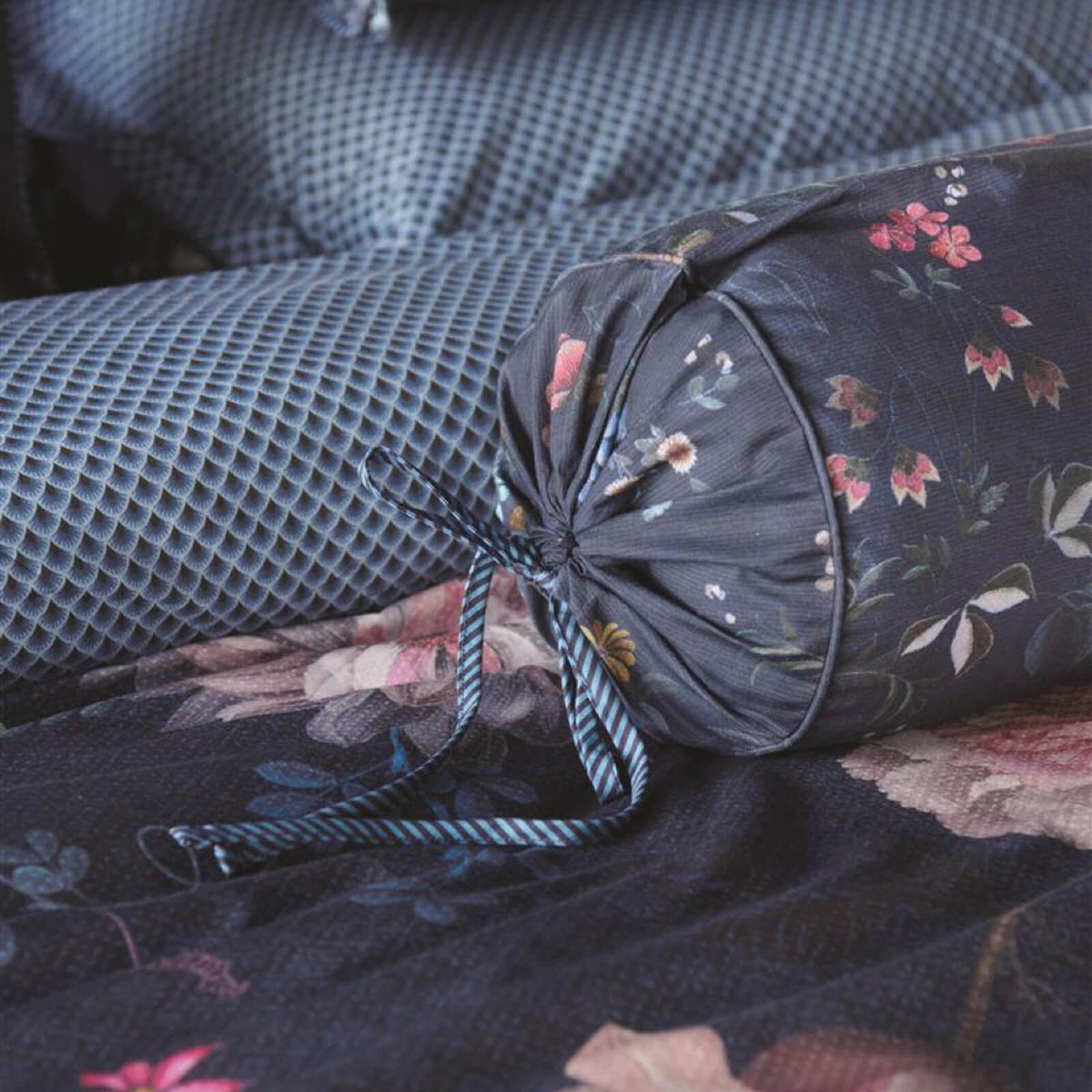 zierkissen gebluemt floral boegen blau